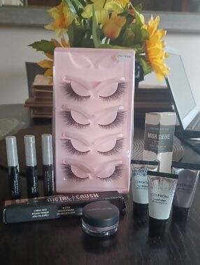 False Lash Set with Eye Shadows and Liners